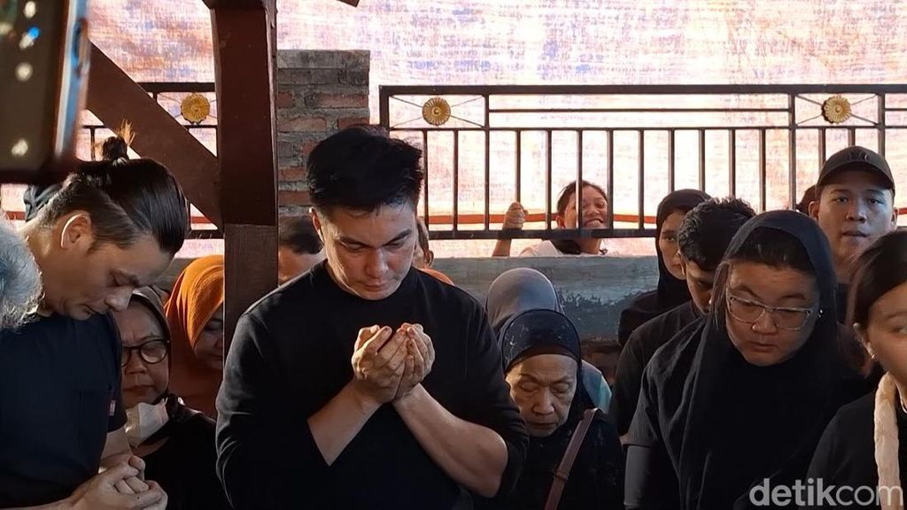 Prosesi permakaman ayah Baim Wong di Purwakarta